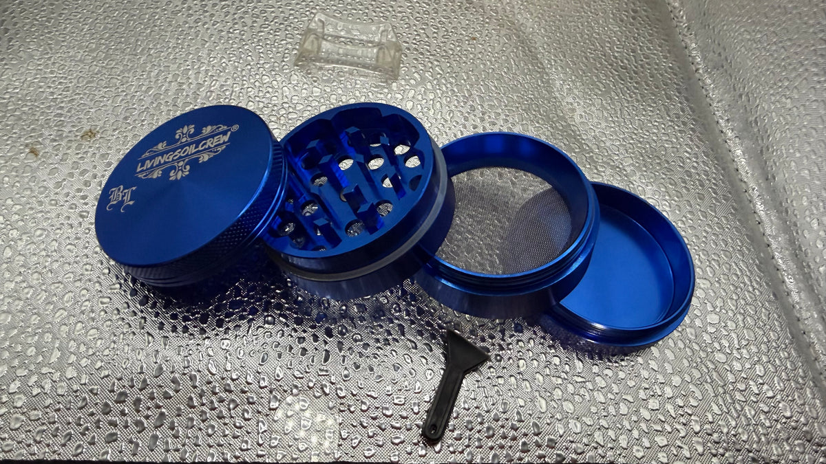Black Leaf Grinder mit LivingSoilCrew Logo