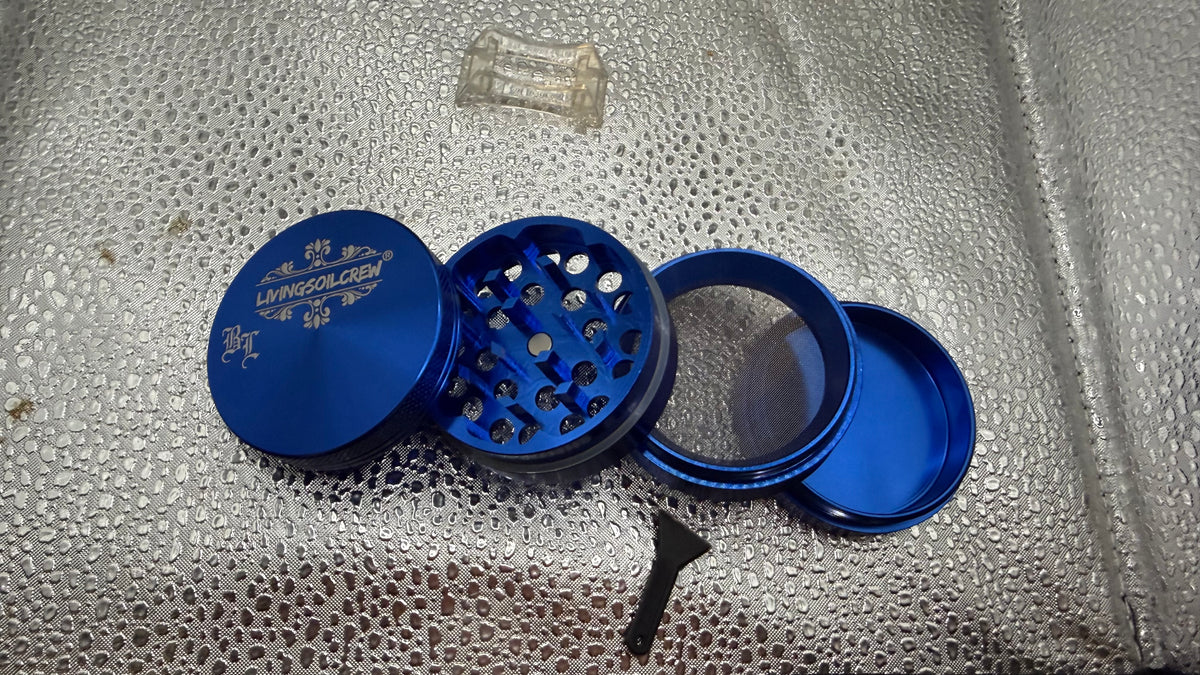 Black Leaf Grinder mit LivingSoilCrew Logo